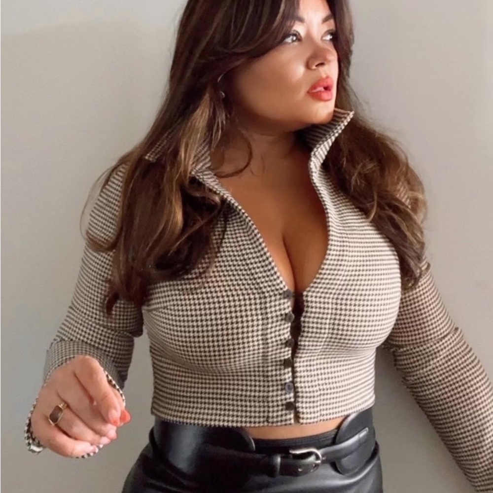 Woman’s stripe shirt.